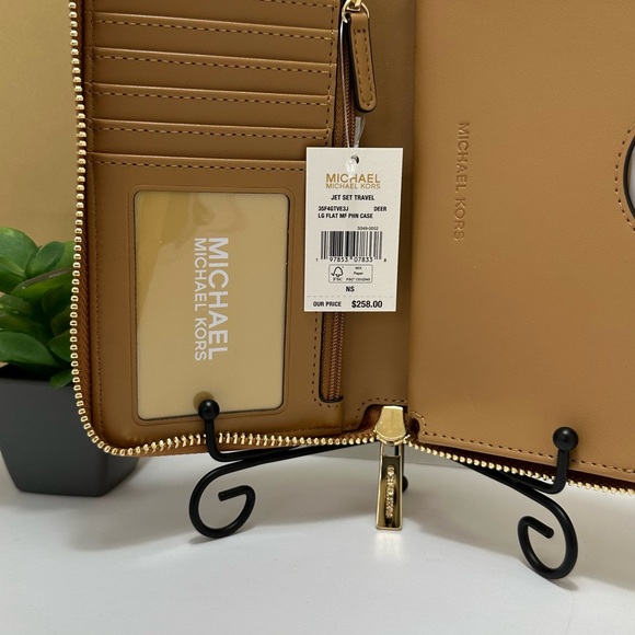Michael Kors Wallet - Picture 6 of 9